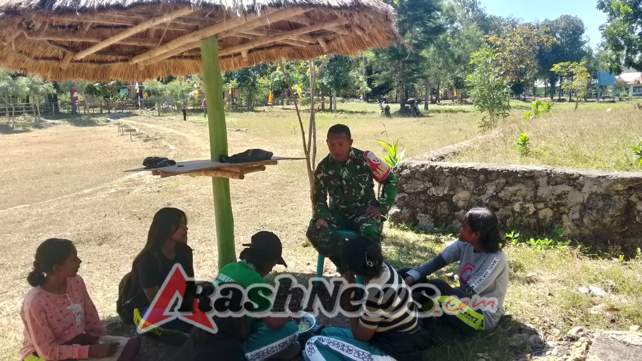 Sertu Mikson Laksanakan Komsos Bersama Remaja Desa Naiola, Ajak Hindari Kenakalan Remaja