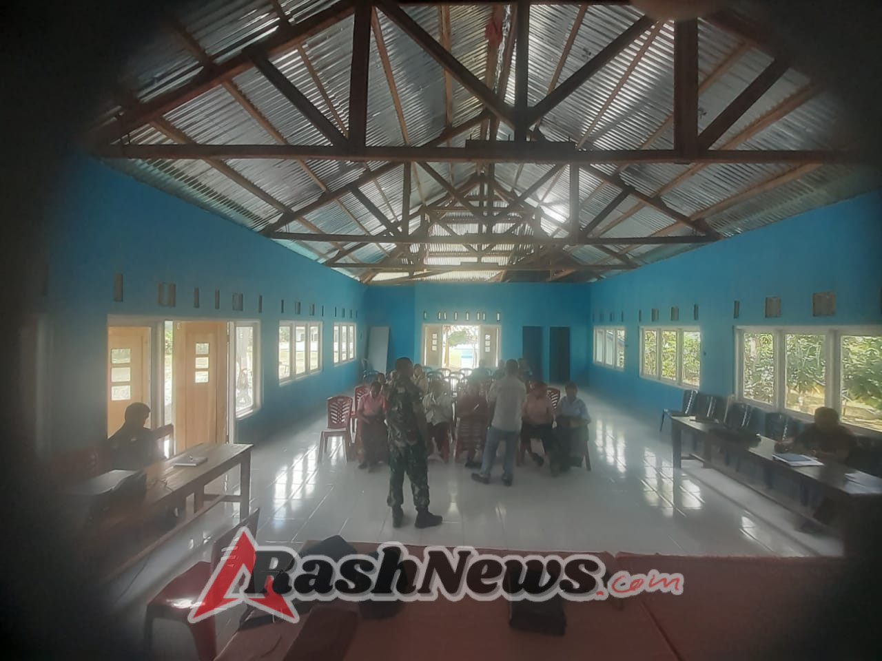 Babinsa Koramil 1618-02/Miobar Ajak Warga Desa Fatutasu Jaga Keamanan dan Kekompakan Lewat Komsos