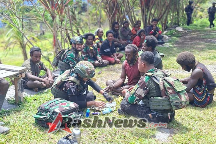 Satgas Yonif 743/PSY Tebar Kasih dan Persaudaraan di Tanah Papua