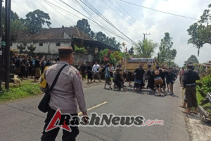 Polsek Rendang Melaksanakan Pengamanan Kegiatan Masyarakat Pengabenan Di Desa Rendang