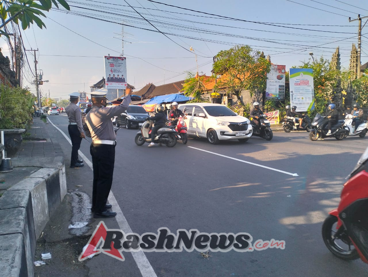 Personel Polsek Abiansemal Pastikan Kelancaran Arus Lalu Lintas Sore Di Hari Libur