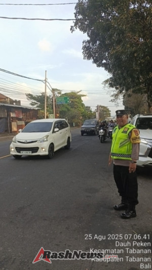 Utamakan keselamatan di jalan Raya Personil Polsek Tabanan laksanakan Pengaturan arus lalulintas