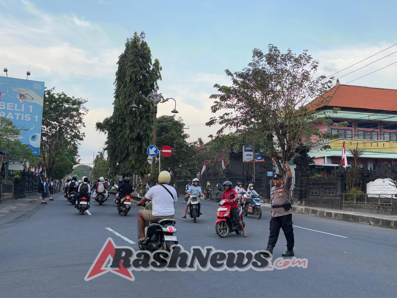 “Sebagai Bentuk Kepedulian Polri Terhadap Masyarakat Personil Sat Binmas Laksanakan Strong Point Pagi