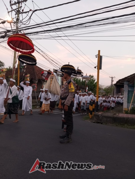 Personil Polsek Sukawati Hadir Amankan Upacara Mendak Lingge Ide di Desa Kemenuh