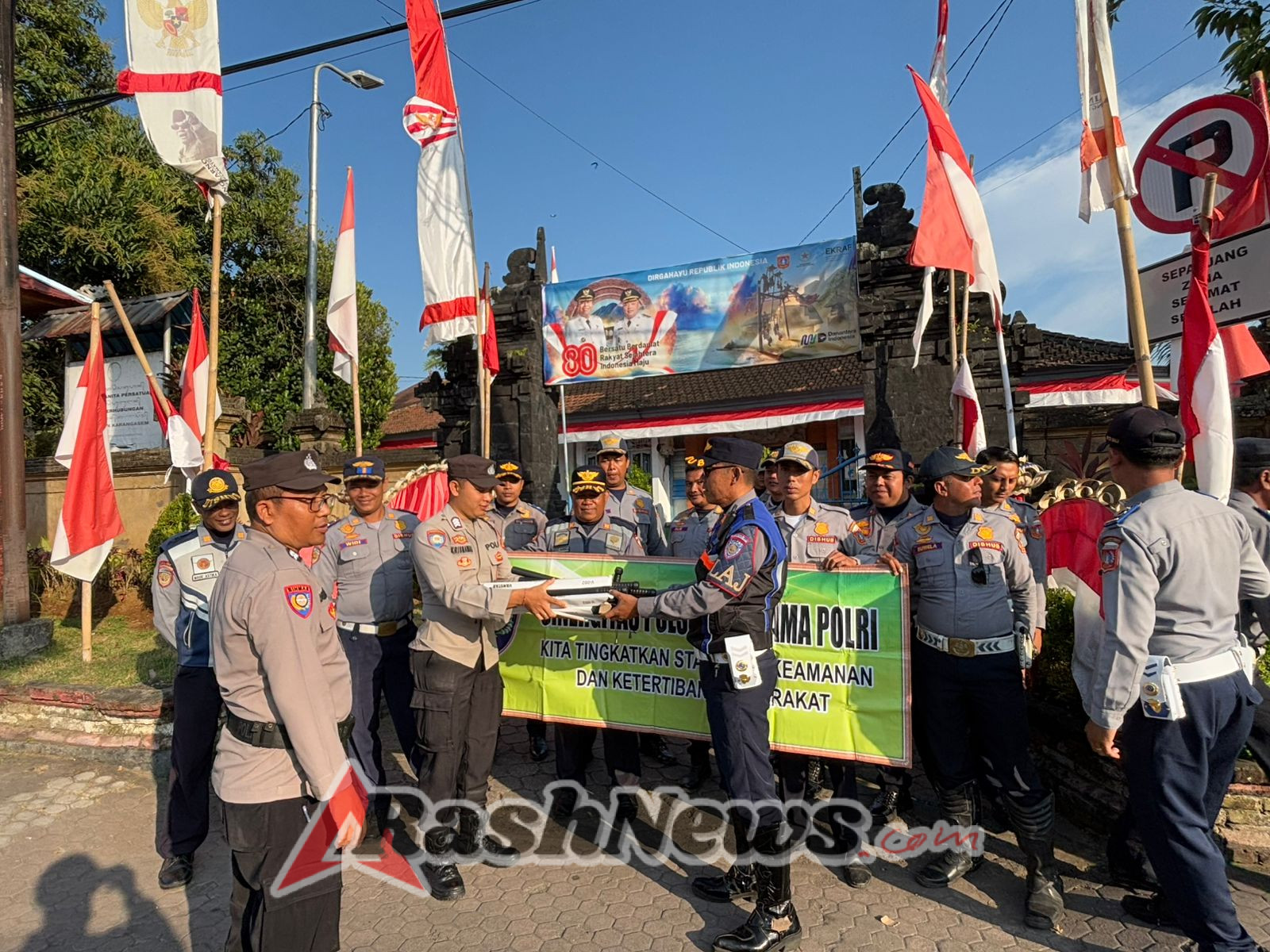 Satbinmas Memberikan Sarana Kontak kepada Dinas Perhubungan Karangasem dalam Mendukung Pelaksanaan Tugas