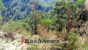 Bentuk Kepedulian, Babinsa Kota So’e Serda Viktoriandus Tefa Bantu Pasang Pipa Air Bersih