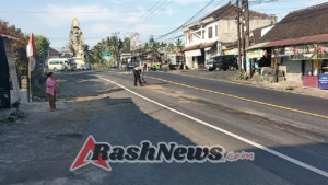 Bhabinkamtibmas Desa Tegal Mengkeb bersinergi dengan Pecalang Amankan Kegiatan Upacara Ngaben.