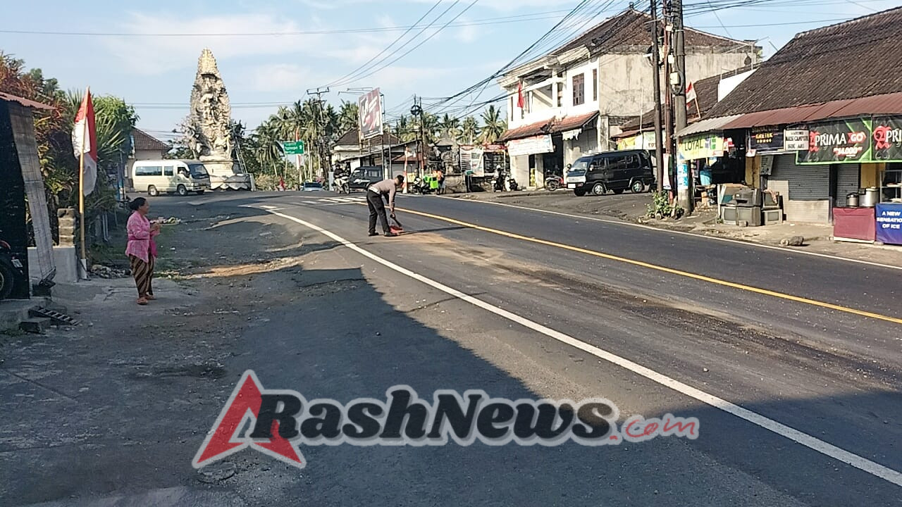 Bhabinkamtibmas Desa Tegal Mengkeb bersinergi dengan Pecalang Amankan Kegiatan Upacara Ngaben.