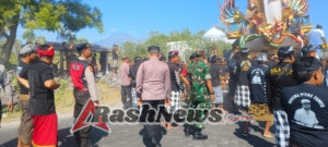 Kapolsek Kubu Pimpin Langsung Pengamanan Prosesi Ngaben di Desa Sukadana