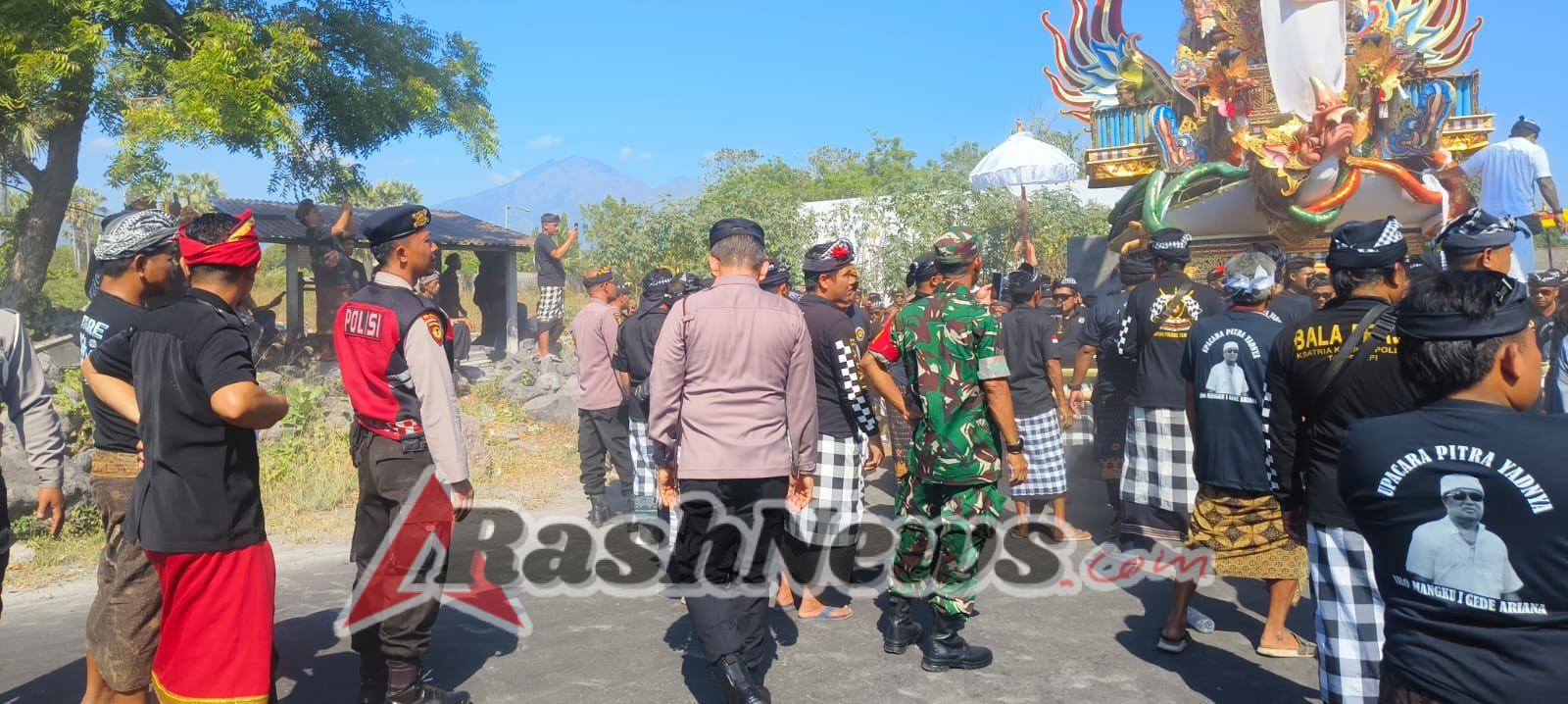 Kapolsek Kubu Pimpin Langsung Pengamanan Prosesi Ngaben di Desa Sukadana