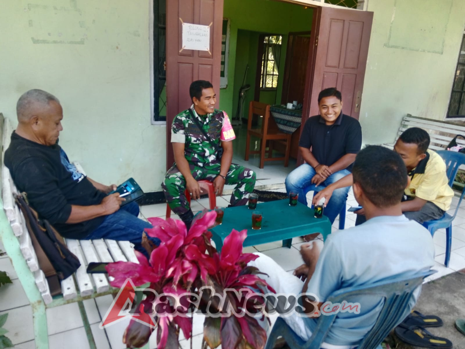 Tingkatkan Keamanan Wilayah, Babinsa Koramil 1602-03/Detusoko Gelar Komsos