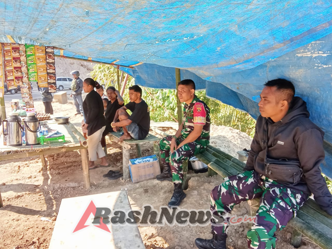 Perkuat Sinergi dengan Warga, Babinsa Lakukan Komsos dan Pemantauan di Lio Timur