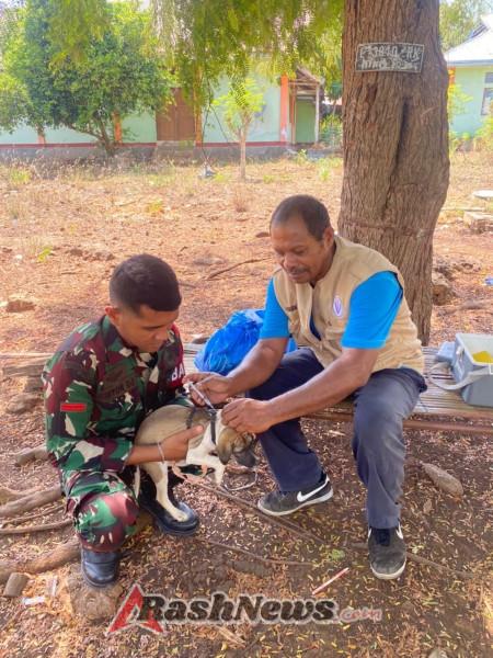 Babinsa Koramil 1624-07/Nagawutung Dampingi Vaksinasi Rabies di Desa Duawutun