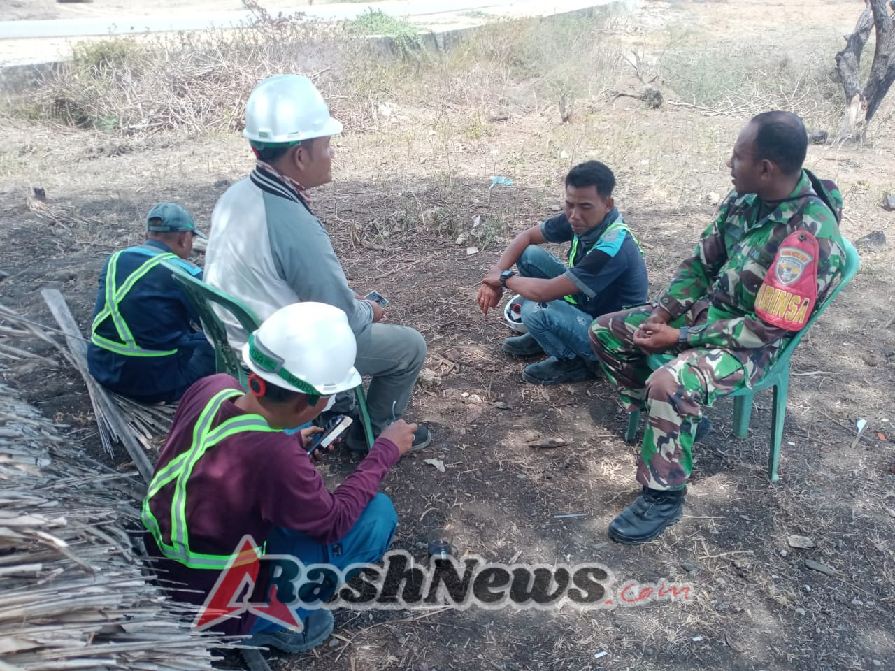 Pembersihan Lahan Tambak Garam Nasional di Desa Daima, Babinsa Dampingi Kunjungan Kapolres Rote Ndao