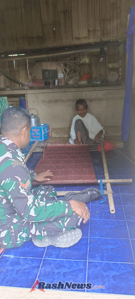 Babinsa Koramil 1602-01 Dampingi Masyarakat Siapkan Lokasi Tenun Ikat untuk Tamu Kehormatan