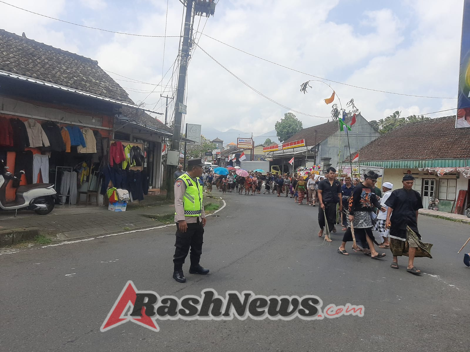 Polri Untuk Masyarakat, Bhabinkamtibmas Pupuan Bantu Kawal Prosesi Penguburan Warga