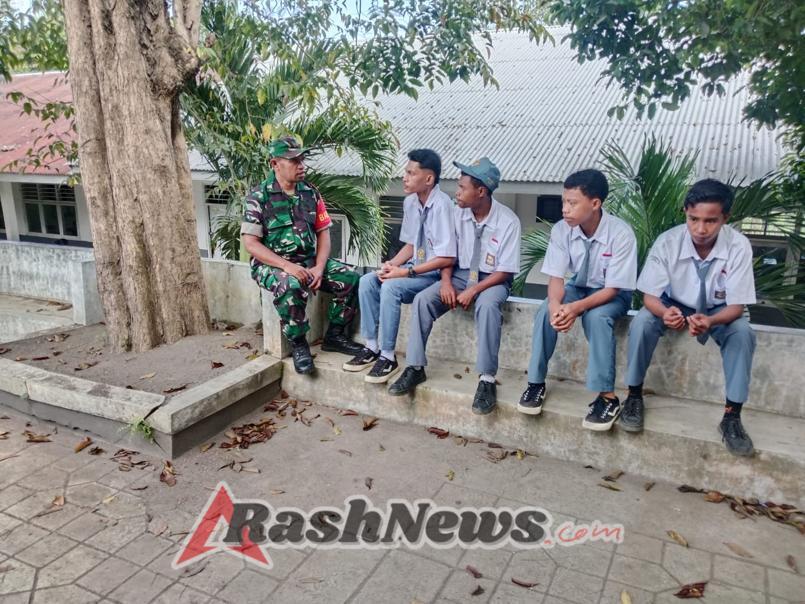 Monitoring Keamanan Sekolah, Babinsa Ende Sampaikan Himbauan pada Siswa SMA Negeri Ende