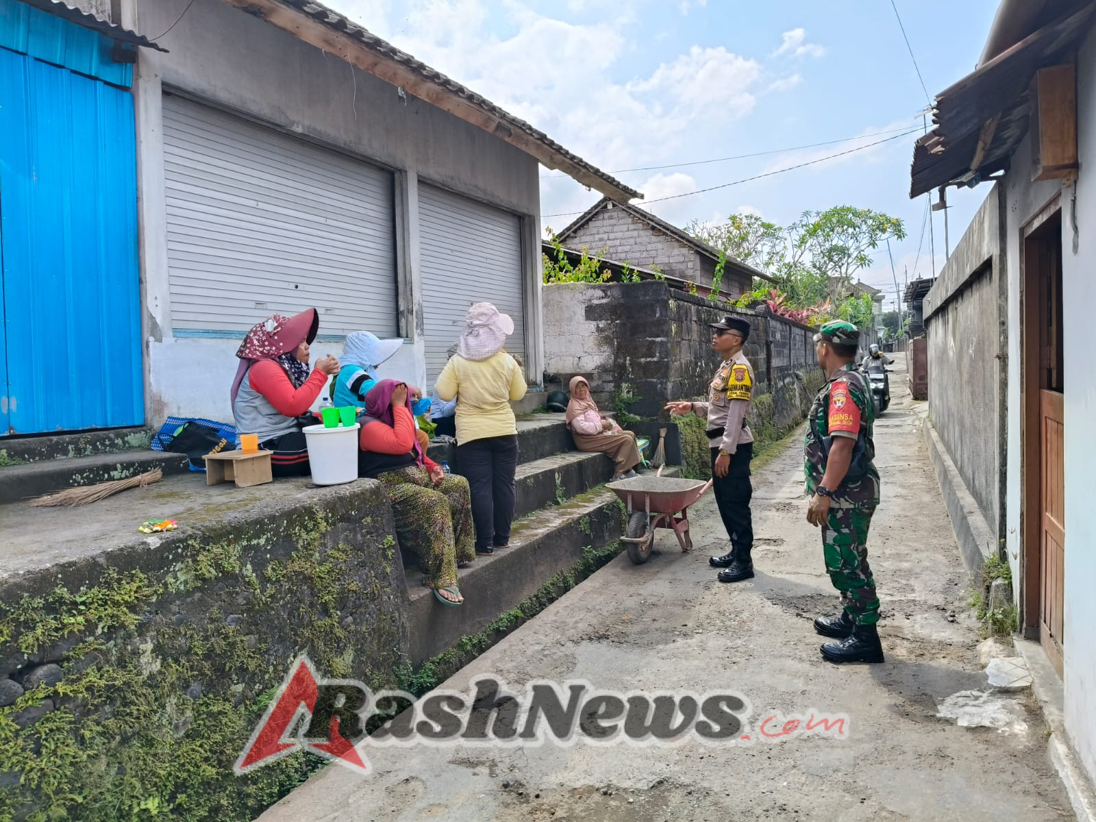 Babinsa Bersinergi dengan Aparat Desa Pastikan Perbaikan Jalan Berjalan Lancar dan Kondusif