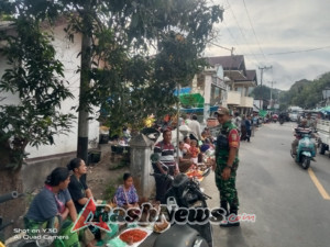 Babinsa Ende Tingkatkan Rasa Aman Masyarakat Lewat Komsos dan Pamwil di Pasar Nangapanda
