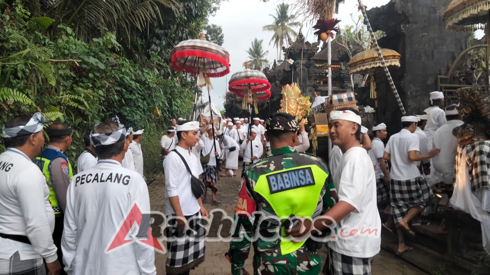 Babinsa Koramil 1616-07/Payangan Hadir Sebagai Garda Depan Pengamanan Upacara Adat