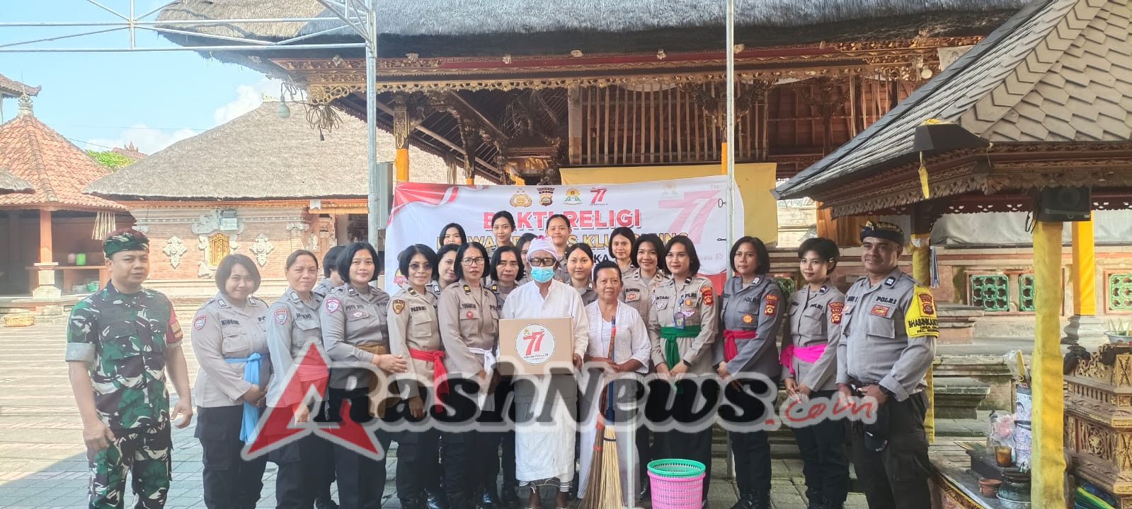 Jaga Sinergitas TNI Polri, Babinsa Gelgel Hadiri Bhakti Reliji dan Bhakti Sosial Peringati HUT Polwan Ke 77 Di Pura Dasar Buana Gelgel