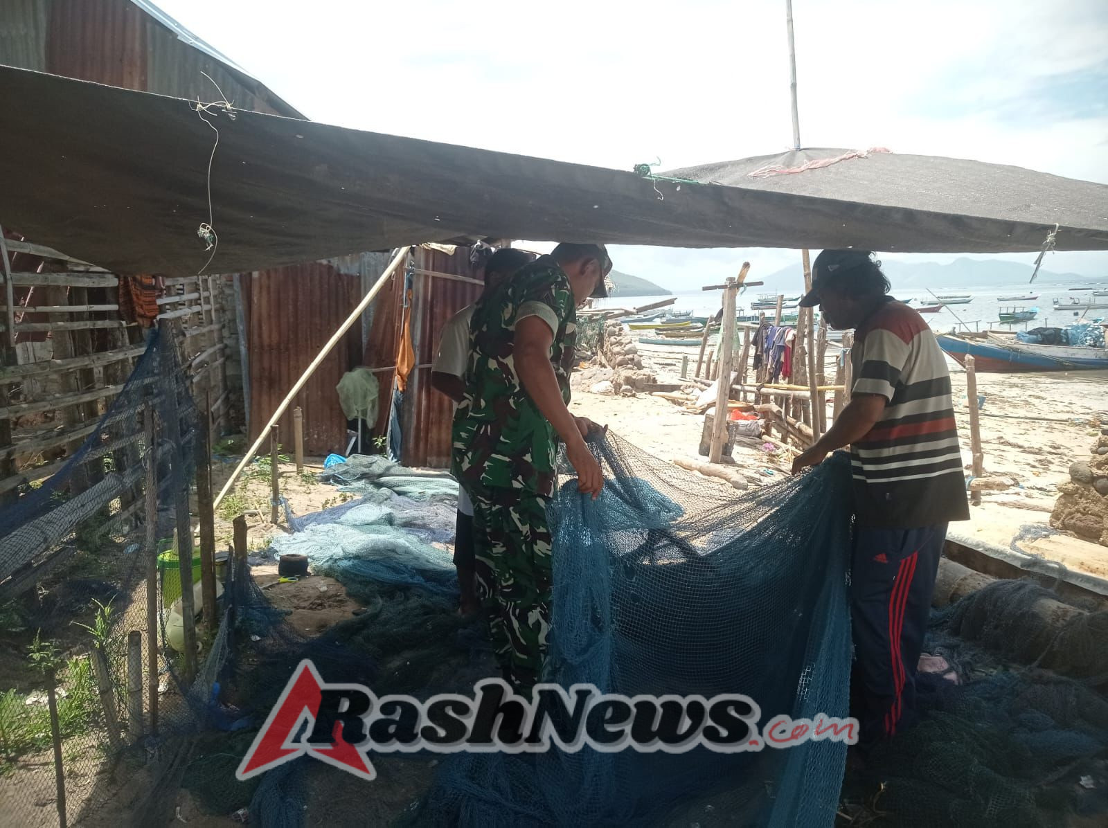 Kebersamaan TNI dan Rakyat, Babinsa Pandai Bantu Perbaiki Alat Tangkap Ikan