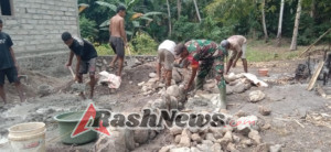 Babinsa Pantar Timur Bantu Warga Bangun Pondasi Dapur Rumah