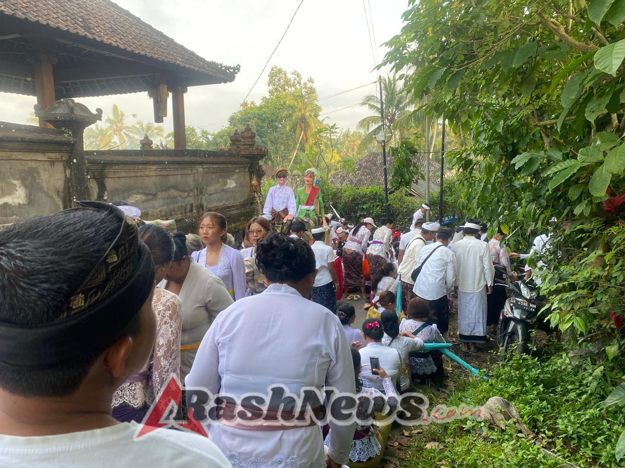 Yakinkan Upacara Ngenin Aman Dan Kondusif, Babinsa Timuhun Terjun Langsung Gelar Pengamanan Bersama Bhabinkamtibmas Dan Pecalang