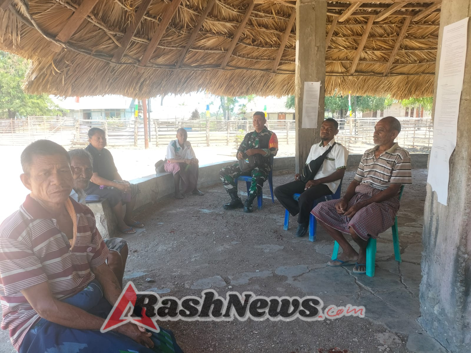 Babinsa Koramil 1618-06/Bian Jalin Kebersamaan dengan Warga di Desa Maukabatan