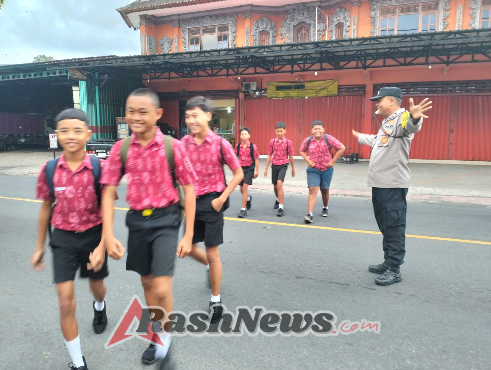 Bhabinkamtibmas Desa Suwat Atensi Penyebrangan Siswa di Depan SMPN 3 Gianyar