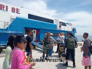 Berikan Rasa Aman Praka M Feby Babinsa Koramil 01/Ba’a Pantau Bongkar Muat Kapal Penumpang
