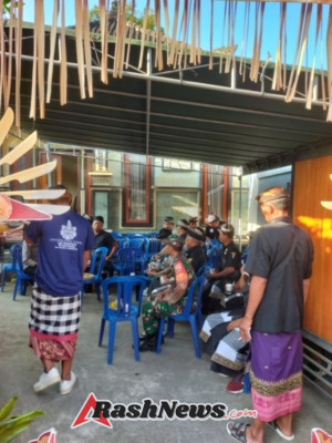 Dukung kelancaran upacara keagamaan, Babinsa 1623-03/Rendang bersama Pecalang laksanakan pengamanan.
