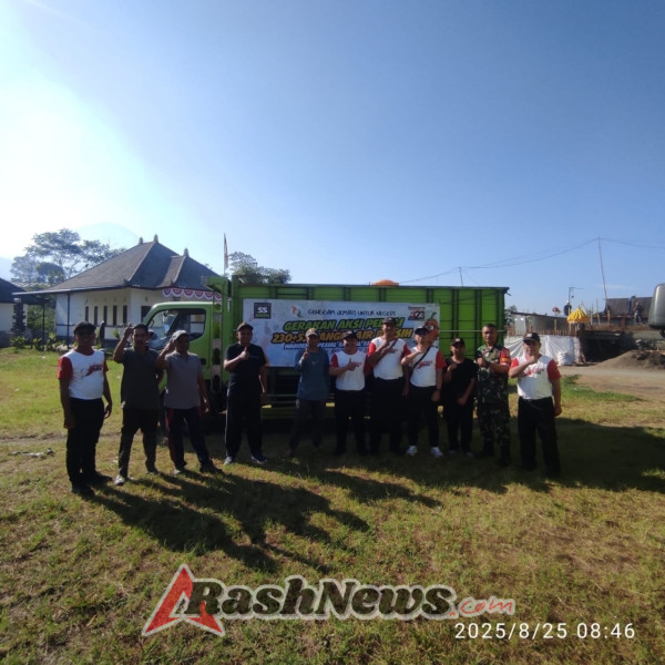 Dukung kelancaran pendistribusian bantuan air bersih dari donatur, Babinsa 1623-03/Rendang laksanakan pendampingan.