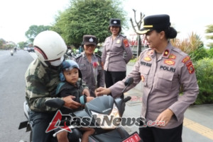 Polwan Polres Gianyar Rayakan Hari Jadi Ke-77 dengan Tertib Lalu Lintas dan Aksi Simpatik