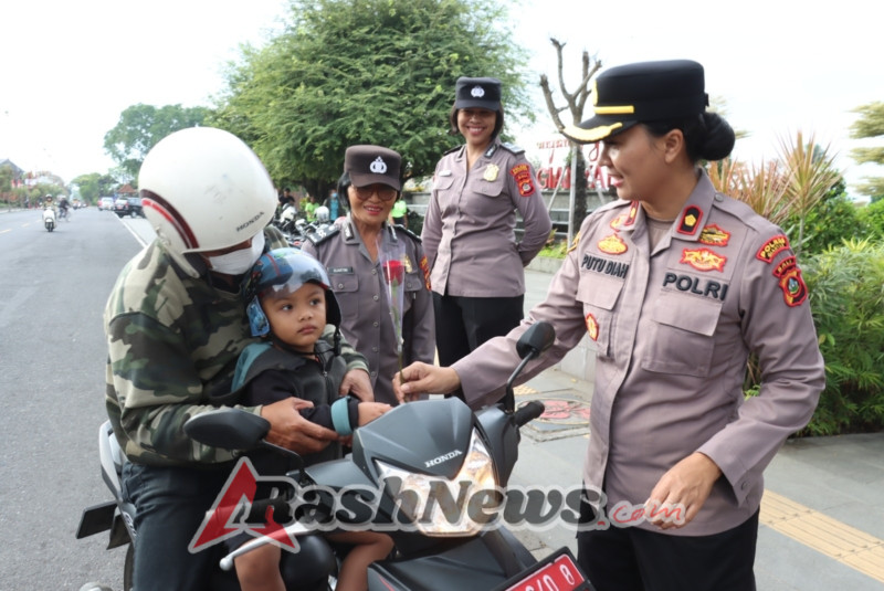 Polwan Polres Gianyar Rayakan Hari Jadi Ke-77 dengan Tertib Lalu Lintas dan Aksi Simpatik