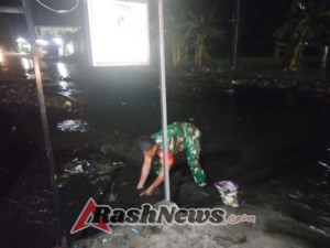 Respons Cepat TNI dan Masyarakat Tangani Luapan Air di Telaga Waru