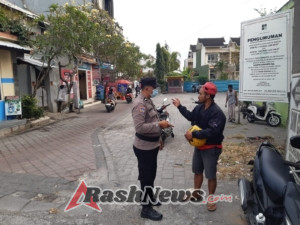 Personil Polres Bandara Ngurah Rai Berikan Pelayanan Informasi Kepada Masyarakat