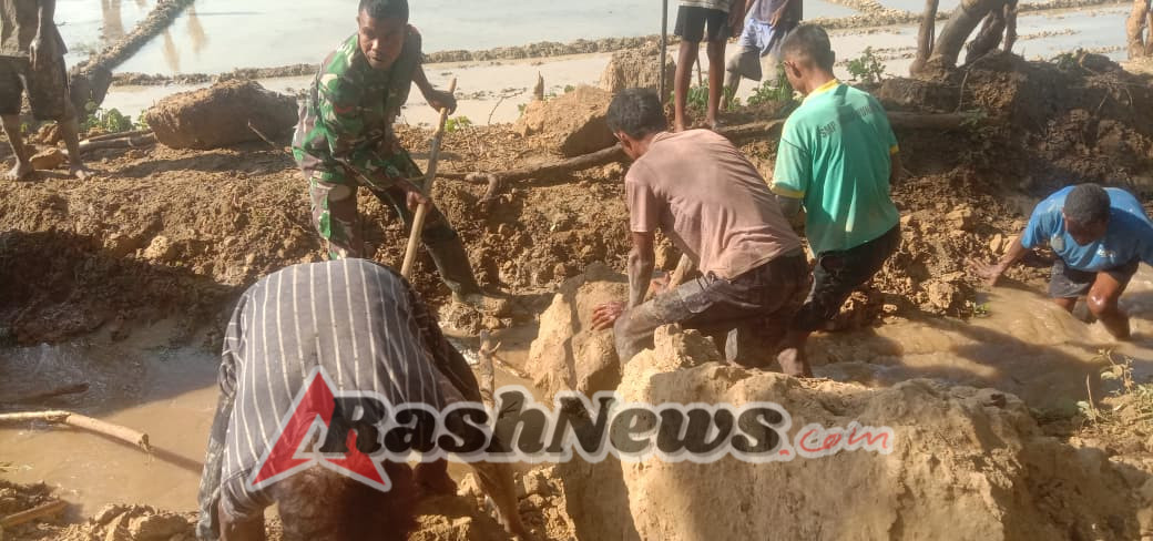 Babinsa Kodim 1621 TTS Bantu Petani Bersihkan Irigasi Yang Tersumbat Di Sawah