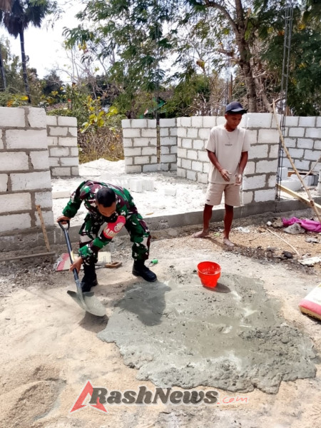 Babinsa Koramil 1627/02-PB Laksanakan Komsos dan Bantu Warga Bangun Rumah di Desa Hundihopo