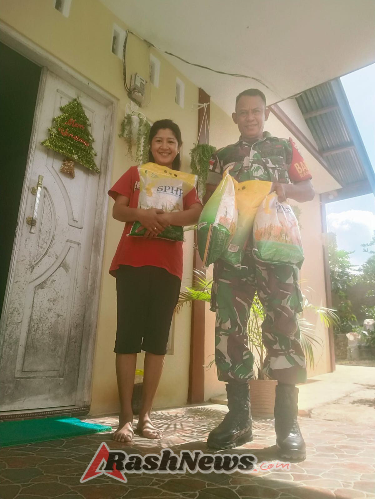 Babinsa Rote Ndao Ajak Warga Bijak Manfaatkan Beras SPHP untuk Kebutuhan Keluarga