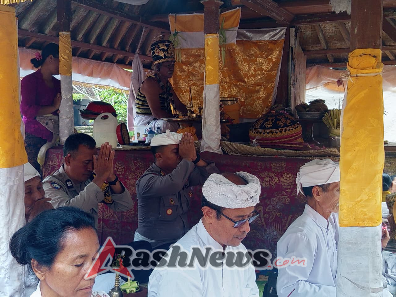 Kapolsek Kerambitan Ikuti Upacara Pecaruan dan Pemelaspasan Gedong Simpen Pura Dalem Adat Sambian Desa Timpag.
