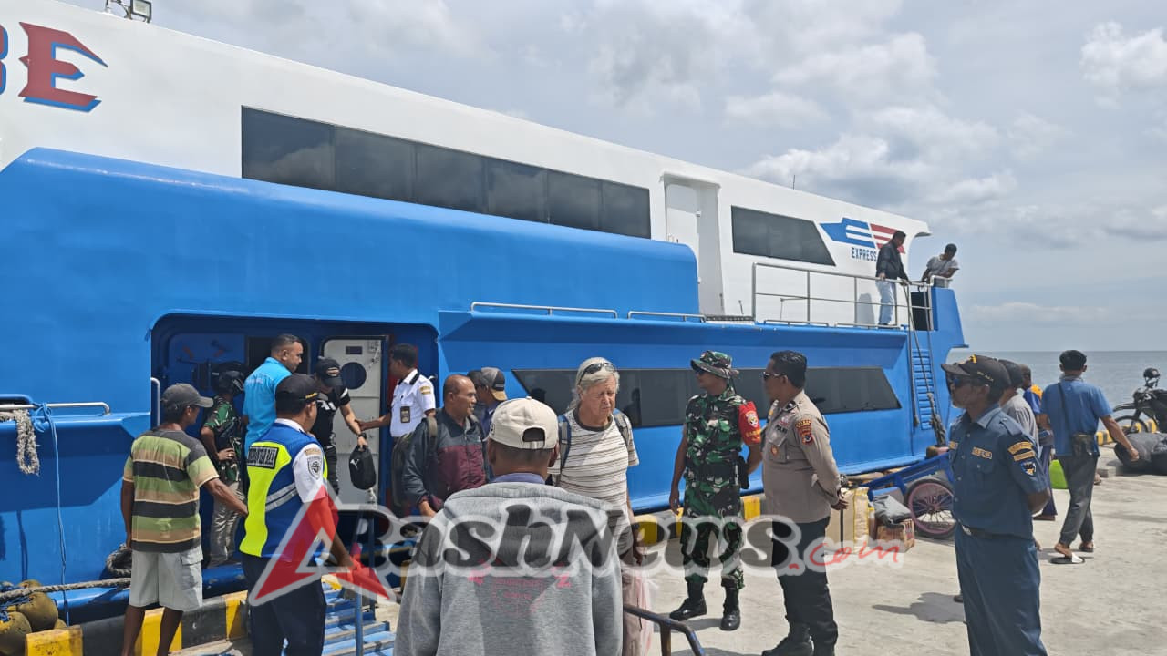 Sinergi TNI di Wilayah, Babinsa Laksanakan Pemantauan Kapal Penumpang di Rote Ndao