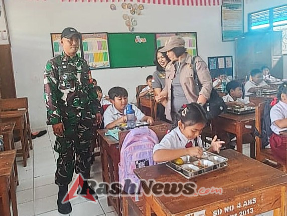 Babinsa Desa Abiansemal Dampingi Penyaluran MBG yang Berlangsung Lancar