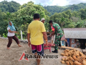 Babinsa Ende Ajak Warga Waspada Cuaca Saat Karya Bakti di Dusun Mbengge