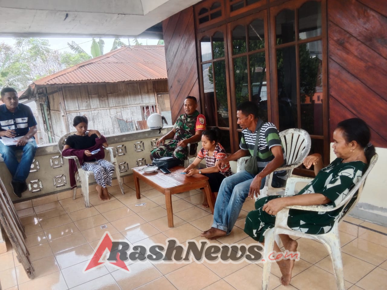 Babinsa Koramil 1602-01/Ende Tingkatkan Kemanunggalan TNI-Rakyat di Desa Natanangge