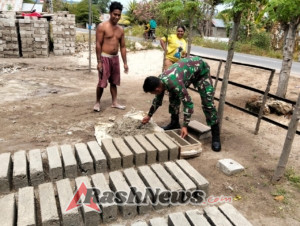 Babinsa Nule Ajak Warga Jaga Kekompakan Lewat Karya Bakti