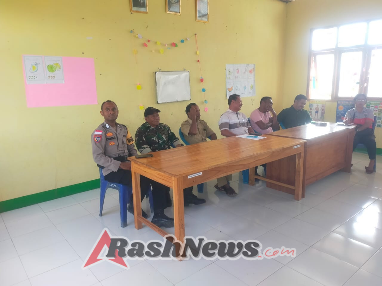 TNI dan Pemdes Bersinergi Salurkan BLT Dana Desa di Lembor Selatan