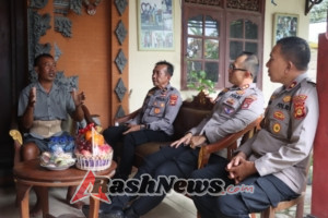 Kapolres Karangasem Laksanakan Anjangsana kepada Personil yang Sedang Sakit
