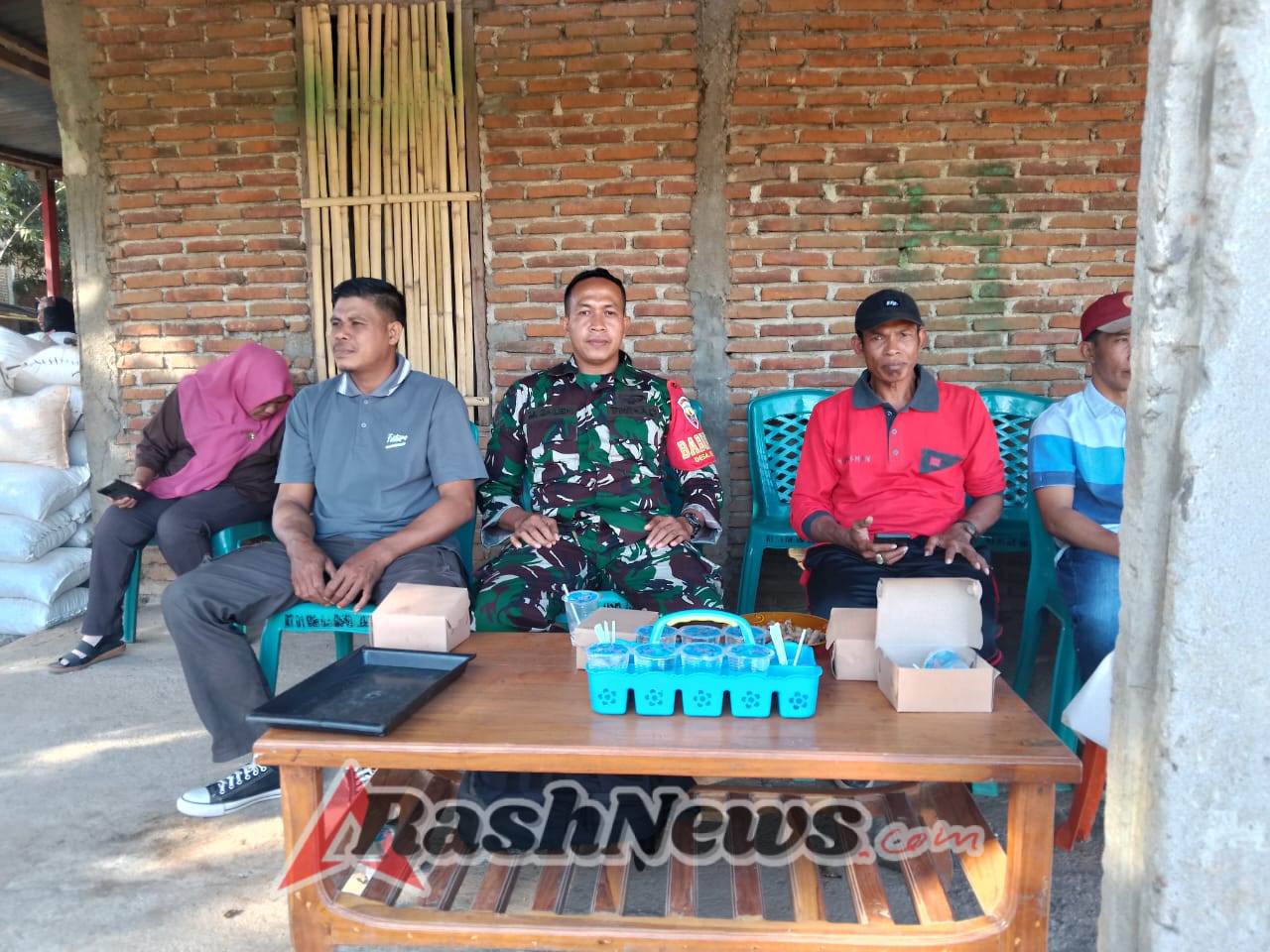 Semarak HUT RI ke-80, Babinsa Hijrah Serda M. Saleh Kawal Lomba Volly Antar Dusun