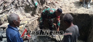 Gunakan Peralatan Sederhana Babinsa Kodim 1621/TTS Kerja Bakti Gali Sumur Bersama Masyarakat